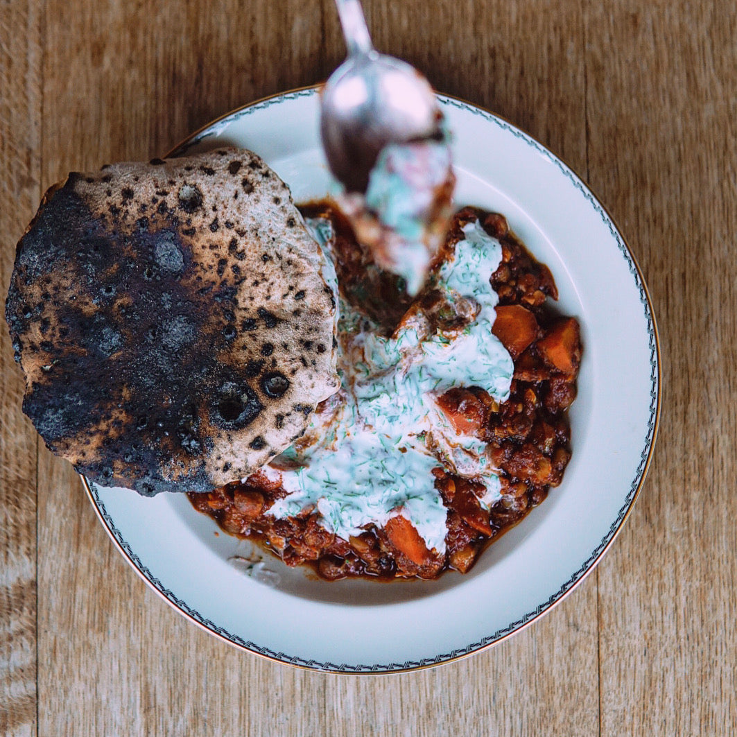 Würziger Kichererbsen-Eintopf mit Karotten & Kräuterjoghurt