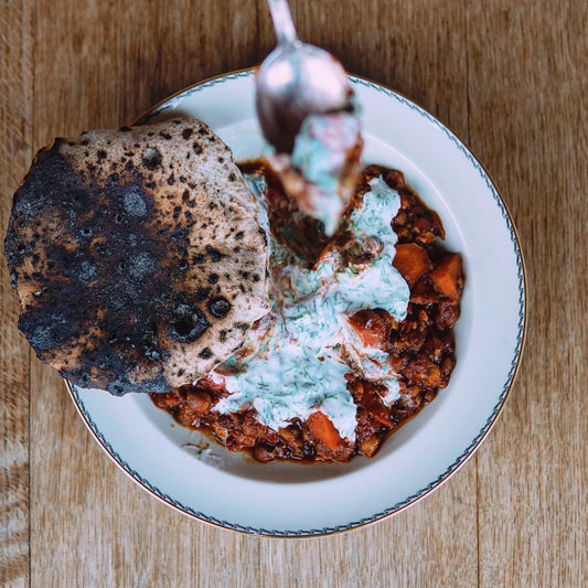 Würziger Kichererbsen-Eintopf mit Karotten & Kräuterjoghurt